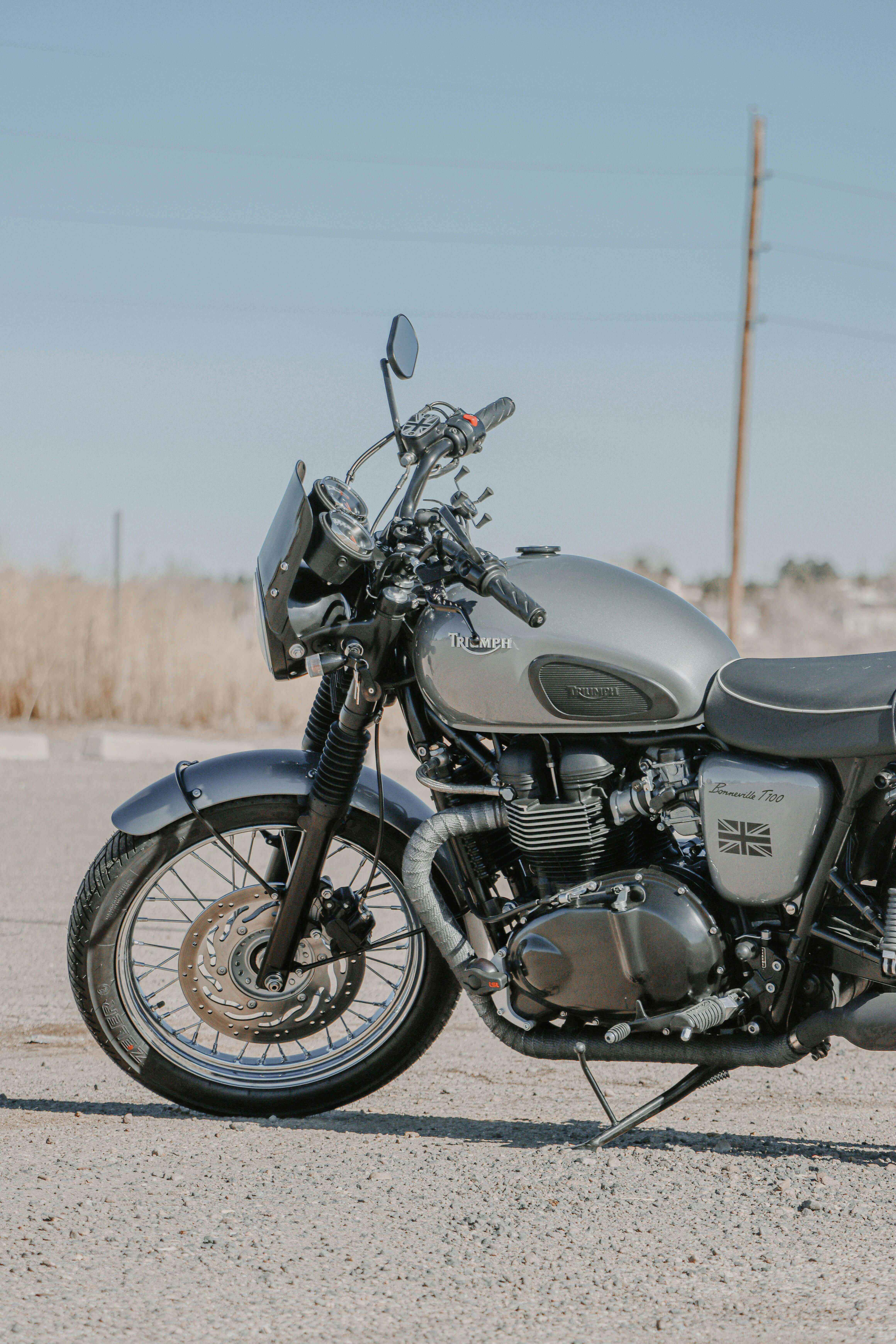 Motociclista viajando en carretera