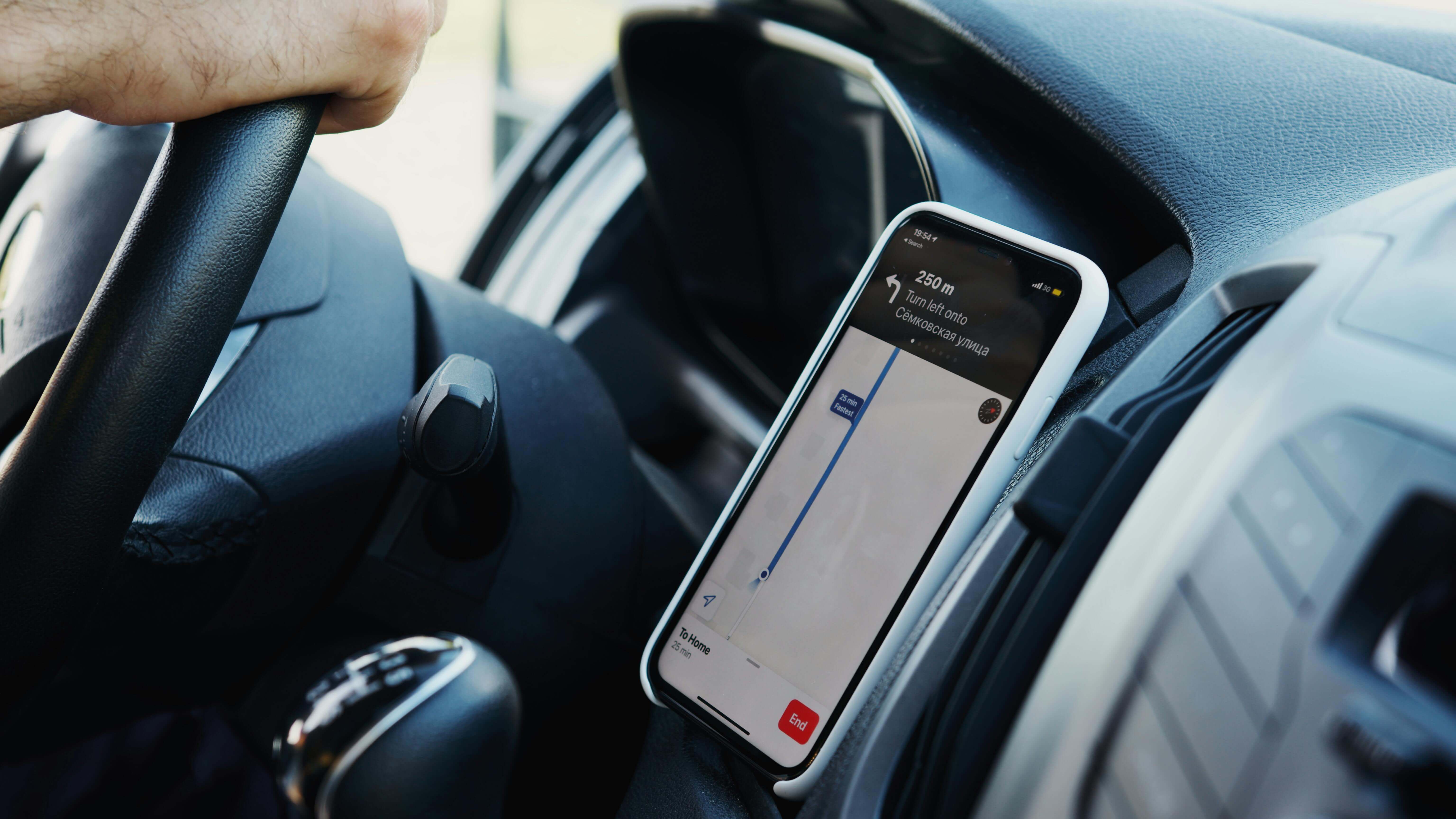 Conductor de plataforma usando su celular en el coche